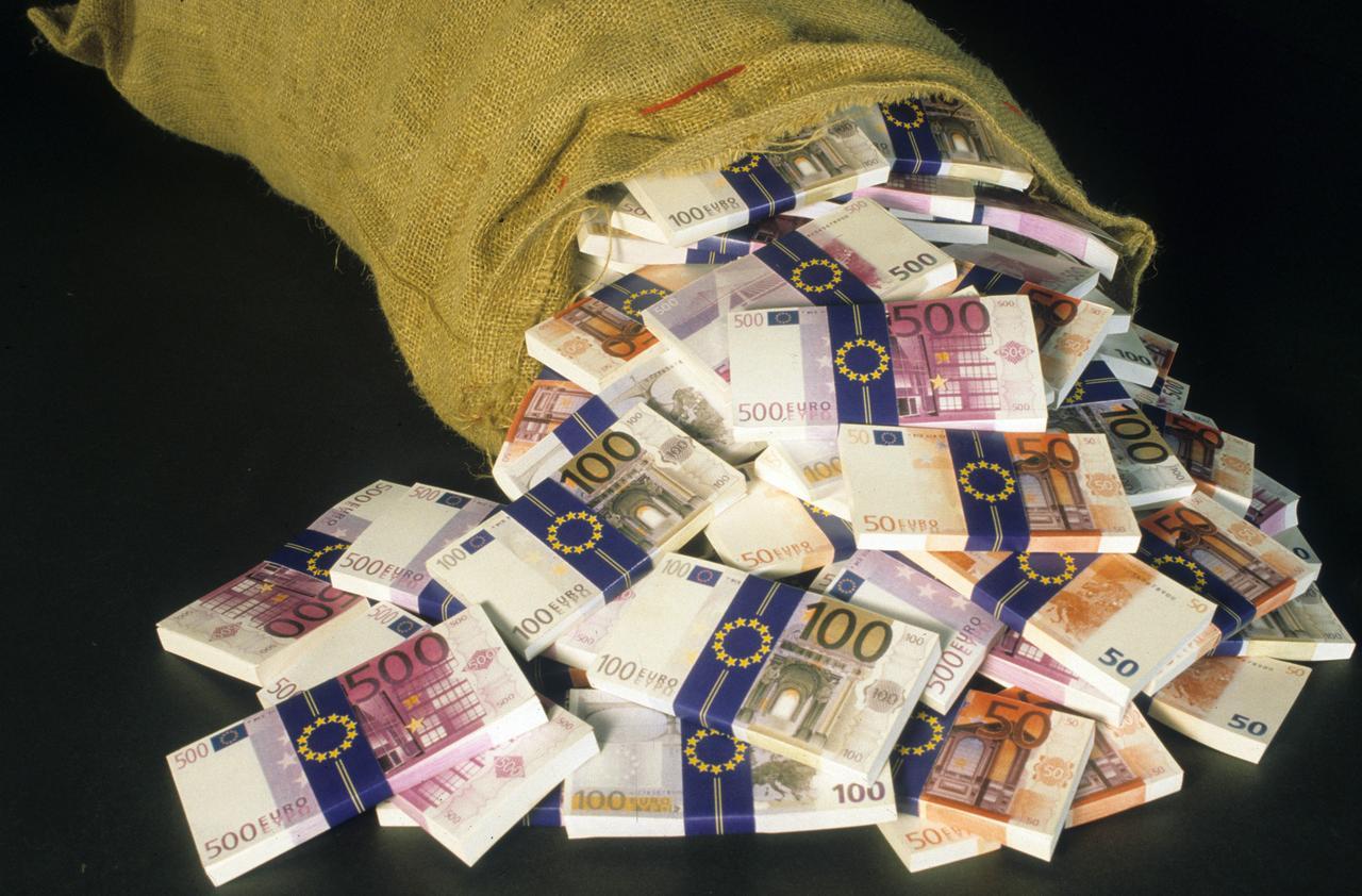 Trova 2 miliardi nella cassetta di sicurezza dello zio, la banca si rifiuta di convertirli – Che cosa è successo