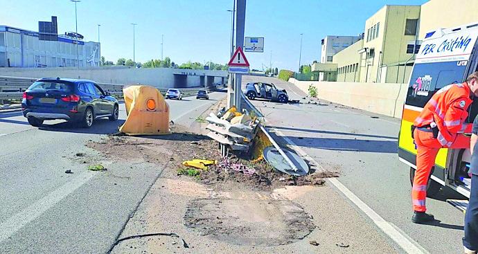 Auto contro lo spartitraffico: tre feriti e traffico in tilt