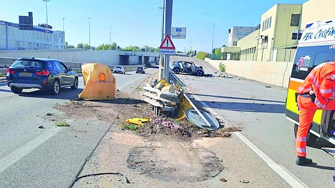 Auto contro lo spartitraffico: tre feriti e traffico in tilt