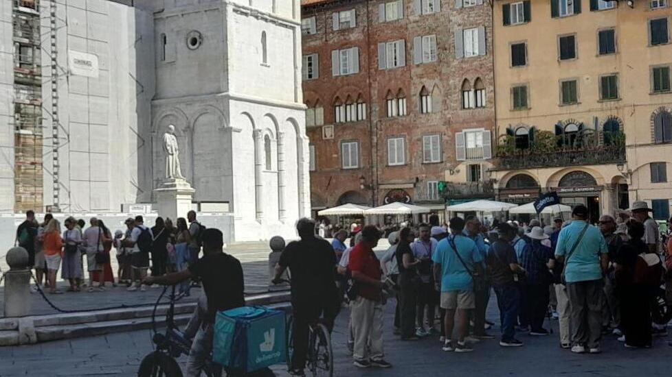 Turismo a Lucca, le presenze in frenata: ma crescono gli affitti brevi. E incide l’effetto clima