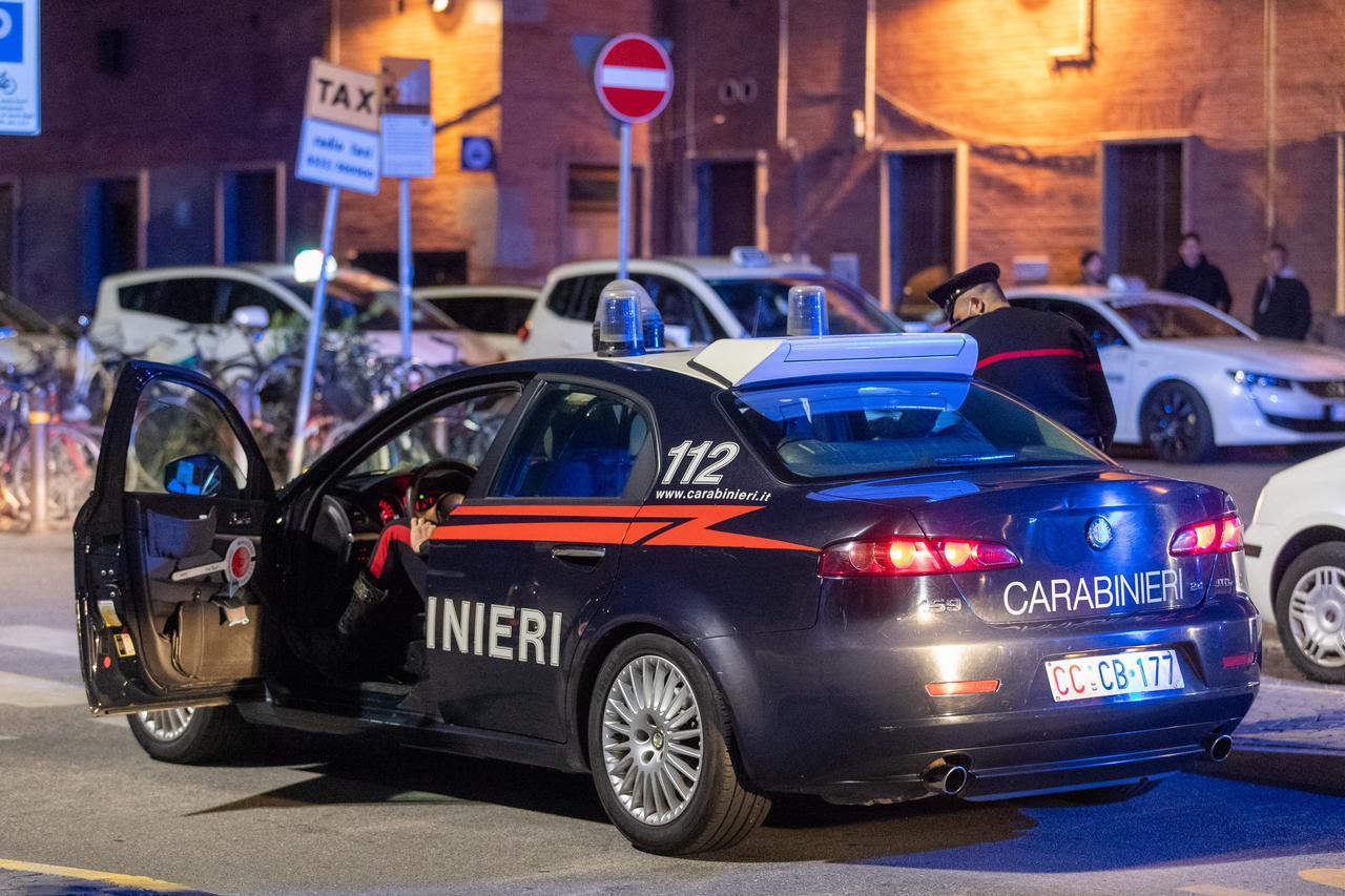 Ferrara, trovato ferito in stazione: «Sono stato ferito con le forbici»