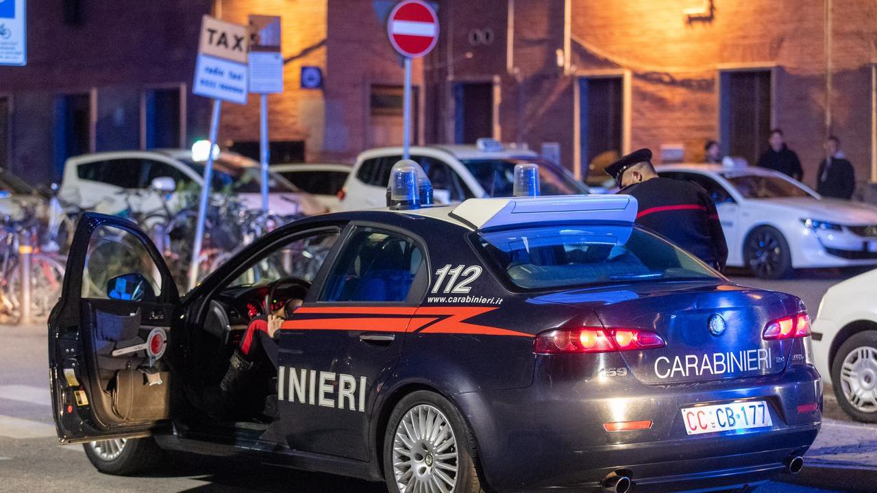Ferrara, trovato ferito in stazione: «Sono stato ferito con le forbici»
