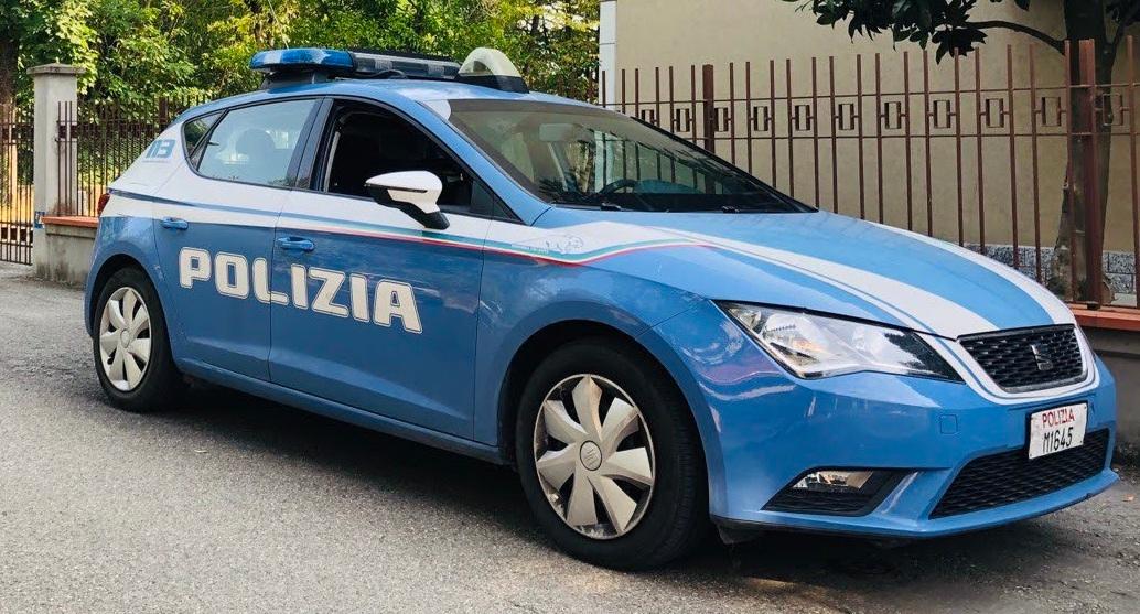 Strappa di mano il cellullare a un’anziana in via Emilia Santo Stefano e scappa: arrestato