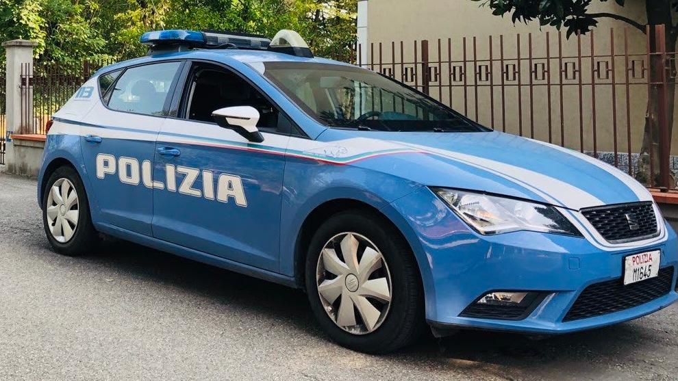 Strappa di mano il cellullare a un’anziana in via Emilia Santo Stefano e scappa: arrestato