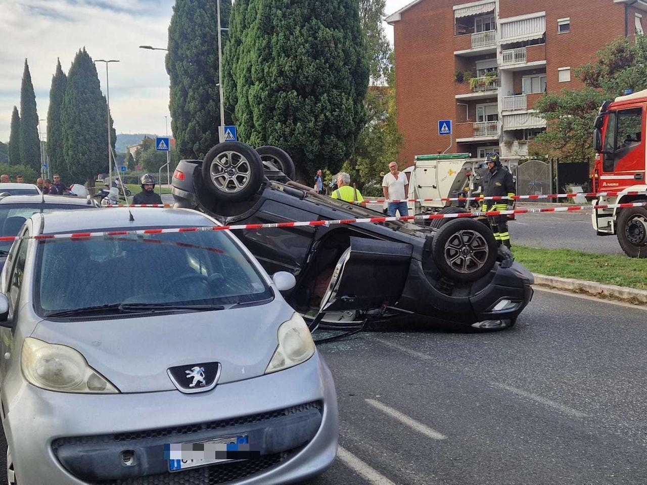 Livorno, si ribalta col Suv in via di Collinaia: ferita una donna