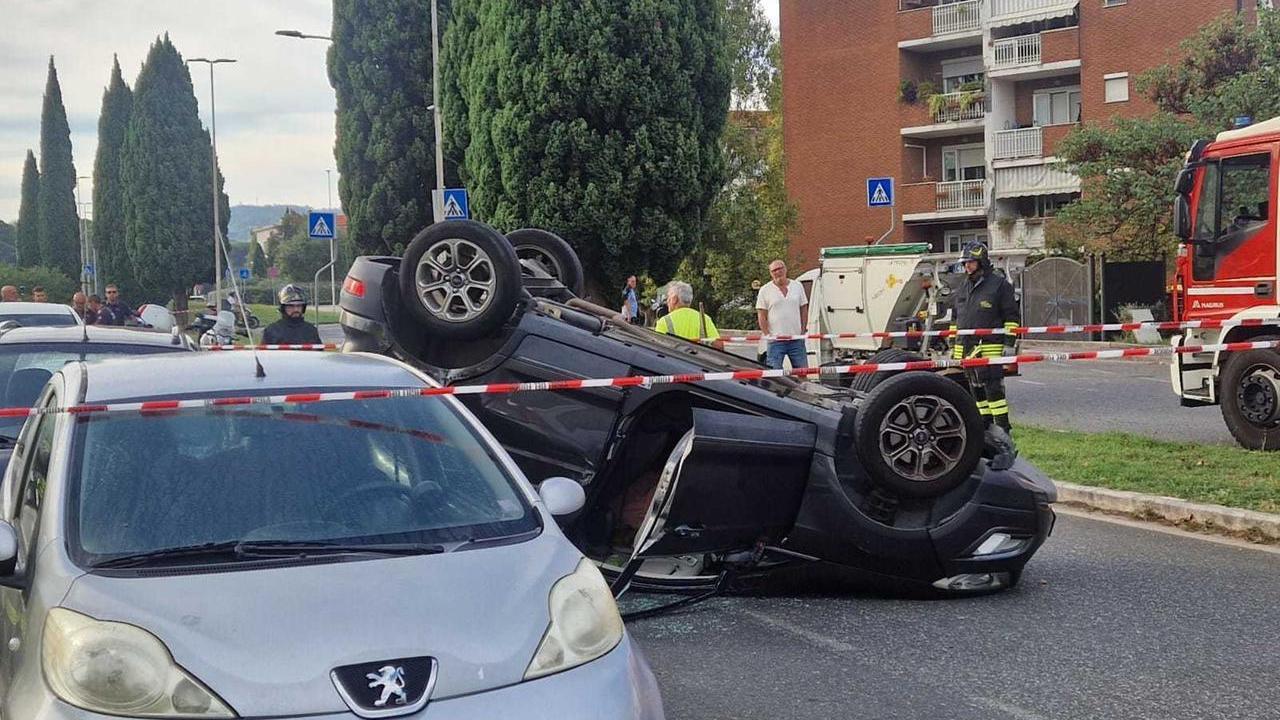 Livorno, si ribalta col Suv in via di Collinaia: ferita una donna
