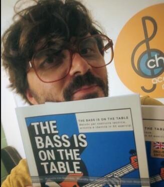 Da Livorno al mondo della musica, Catalucci e il suo libro "The bass is on the table”<br>
