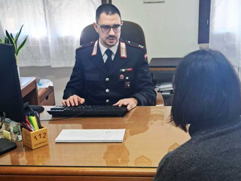 Maltratta e minaccia di morte la compagna davanti al figlio di 3 anni: allontanato un 30enne