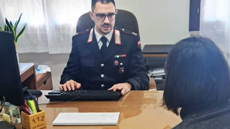 Maltratta e minaccia di morte la compagna davanti al figlio di 3 anni: allontanato un 30enne