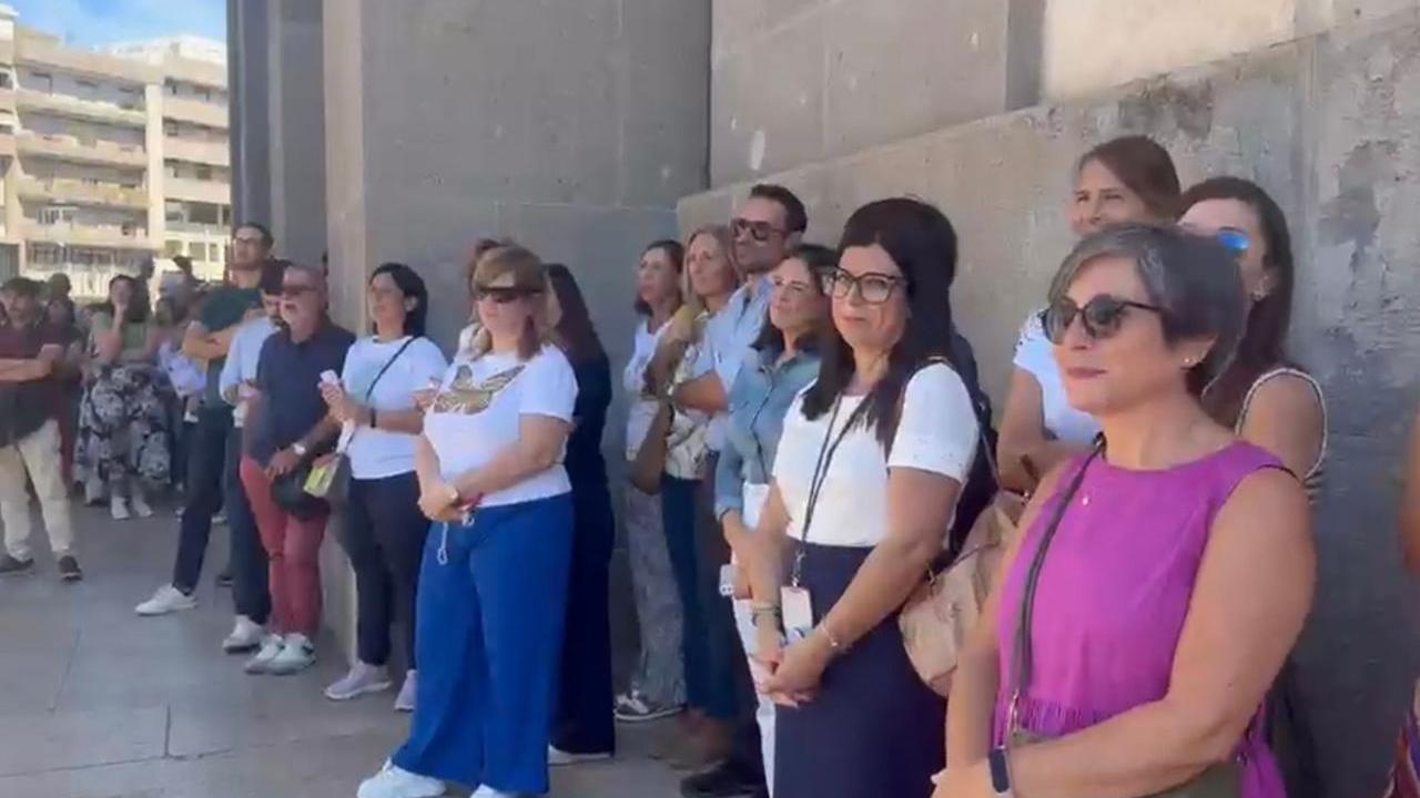 L'assemblea dei precari della giustizia davanti al Tribunale (foto Rosas)