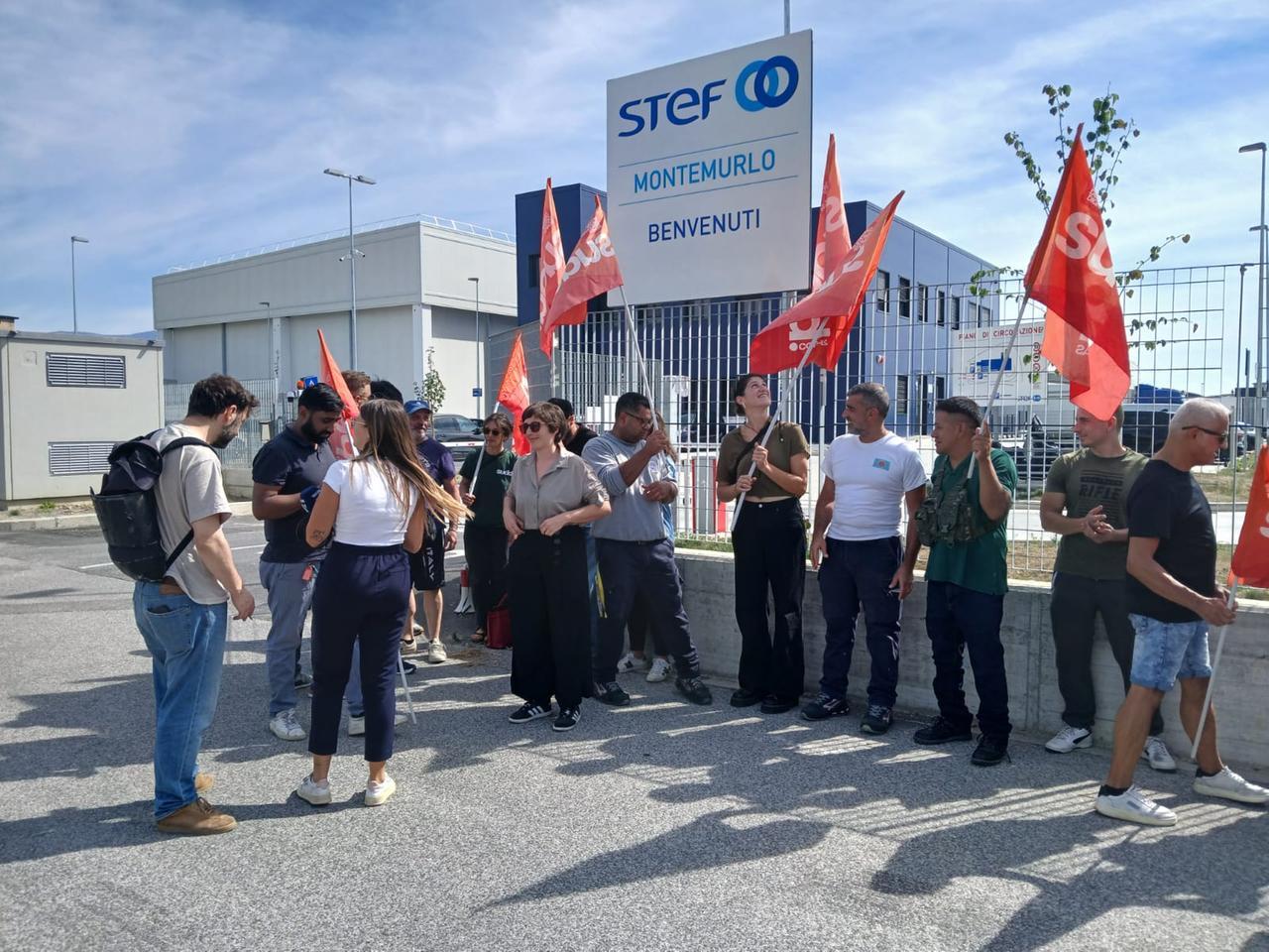 
	I lavoratori in sciopero davanti alla Stef di Montemurlo

