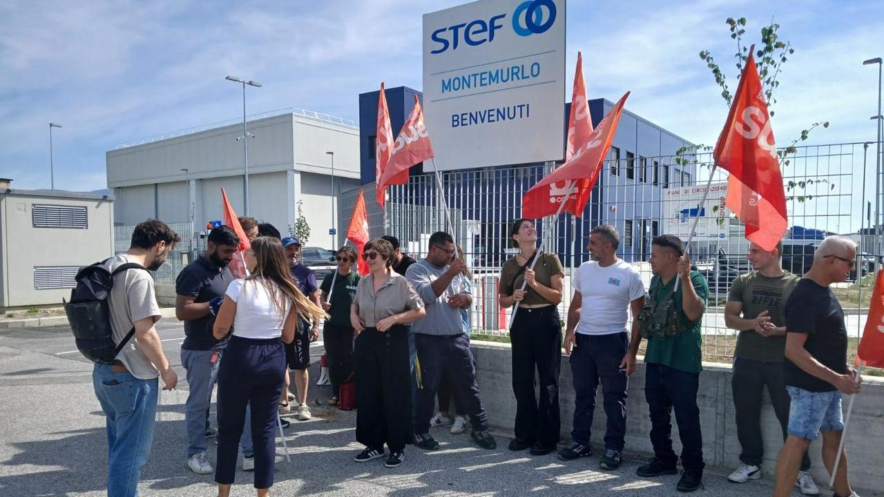 I lavoratori in sciopero davanti alla Stef di Montemurlo
