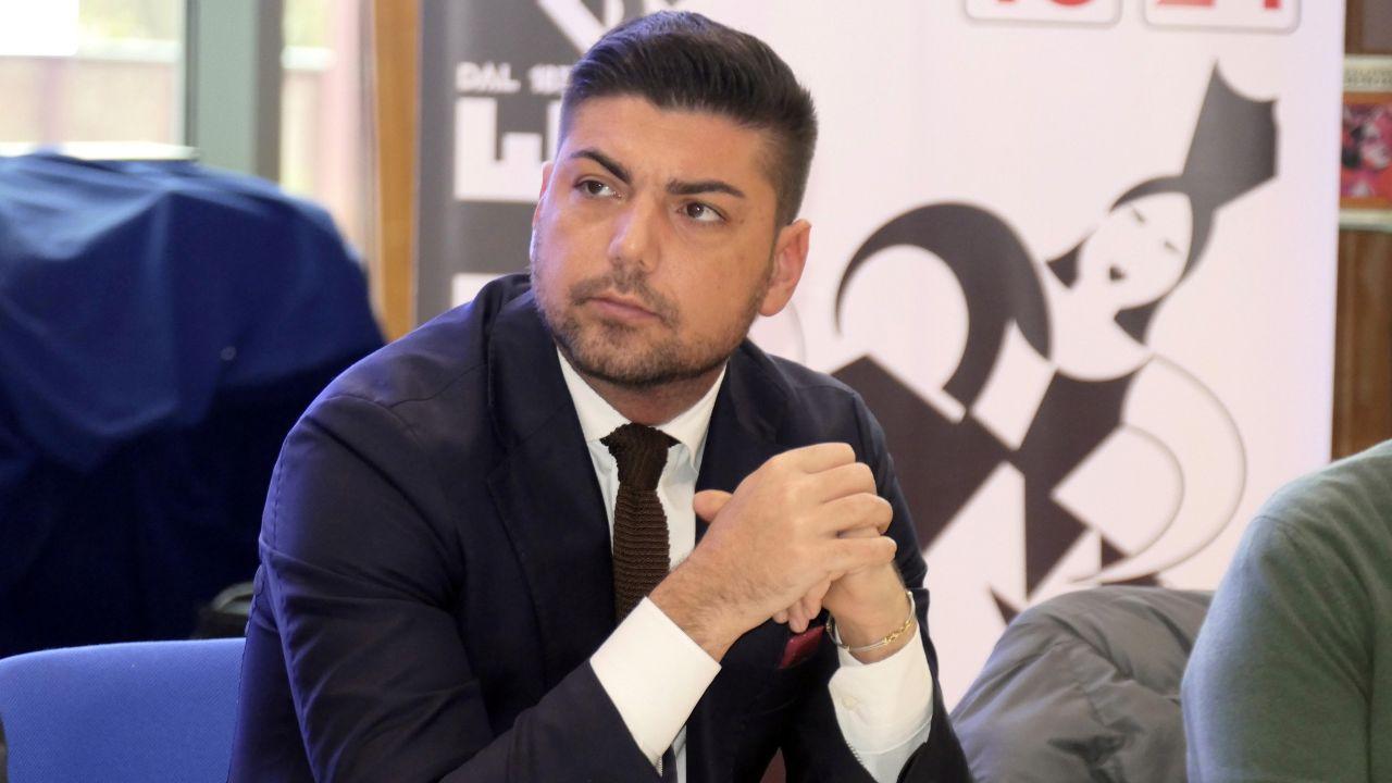 Caso Telegram a Viareggio, respinta la sfiducia a Rodolfo Salemi: la maggioranza conferma l’assessore