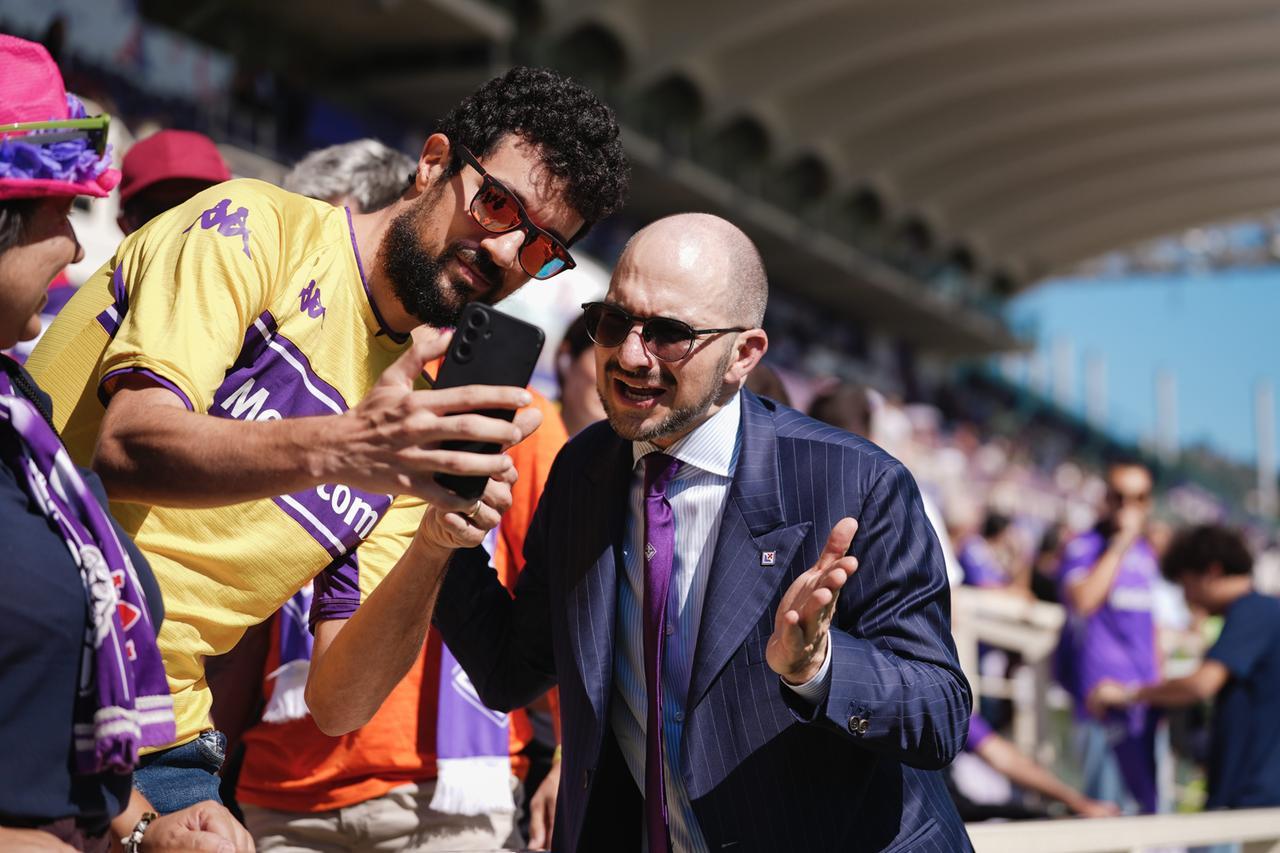 Il nuovo mondo di Giuseppe Commisso, il presidente Viola che abbraccia i tifosi, salta con la Fiesole e fa pace con Antognoni