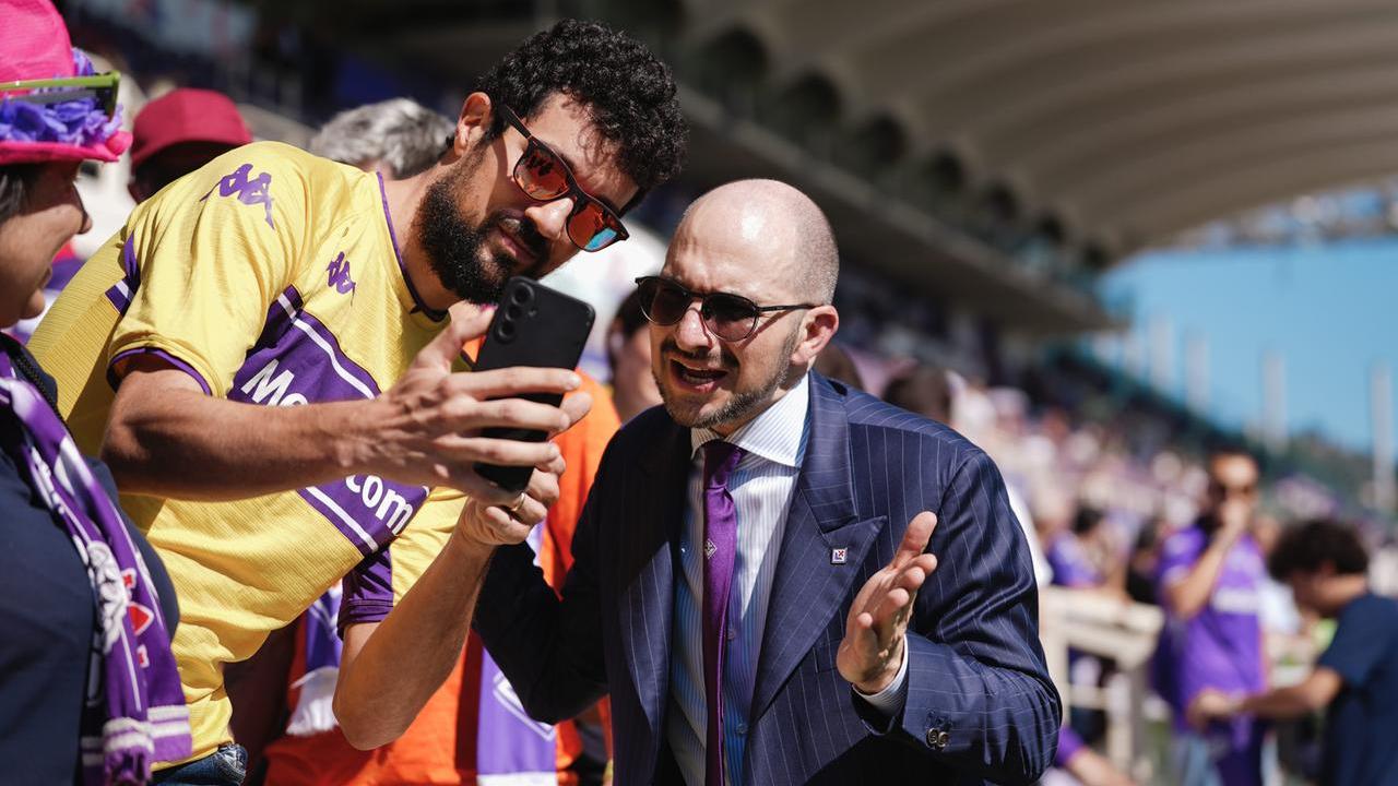 Il nuovo mondo di Giuseppe Commisso, il presidente Viola che abbraccia i tifosi, salta con la Fiesole e fa pace con Antognoni