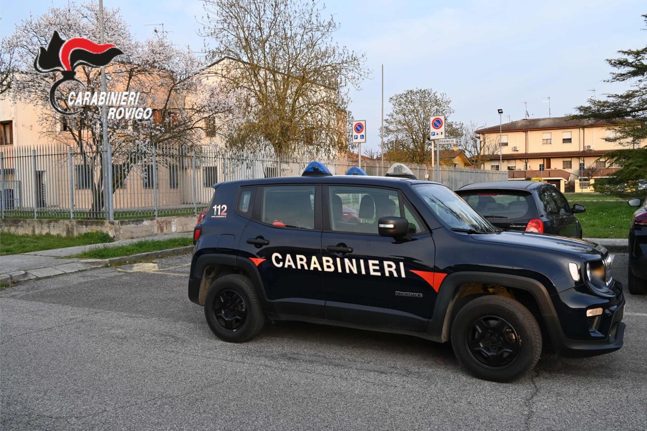 Senza casco sullo scooter, tenta la fuga a Occhiobello