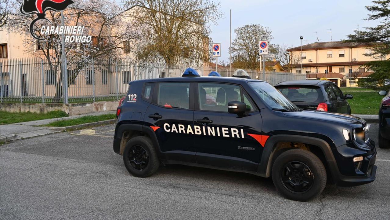 Senza casco sullo scooter, tenta la fuga a Occhiobello