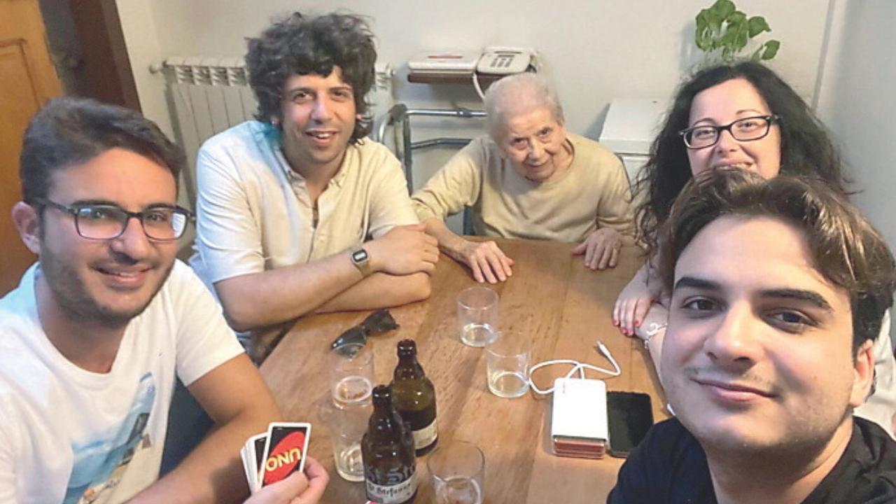 
	In foto la signora Maria Loris Domenici, con gli amati nipoti&nbsp;

