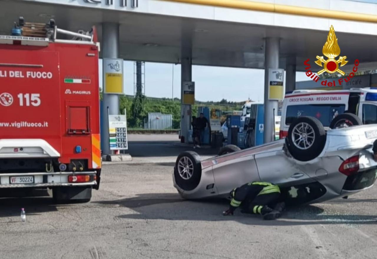 Incidente in tangenziale: un’auto si capovolge nell’area di servizio