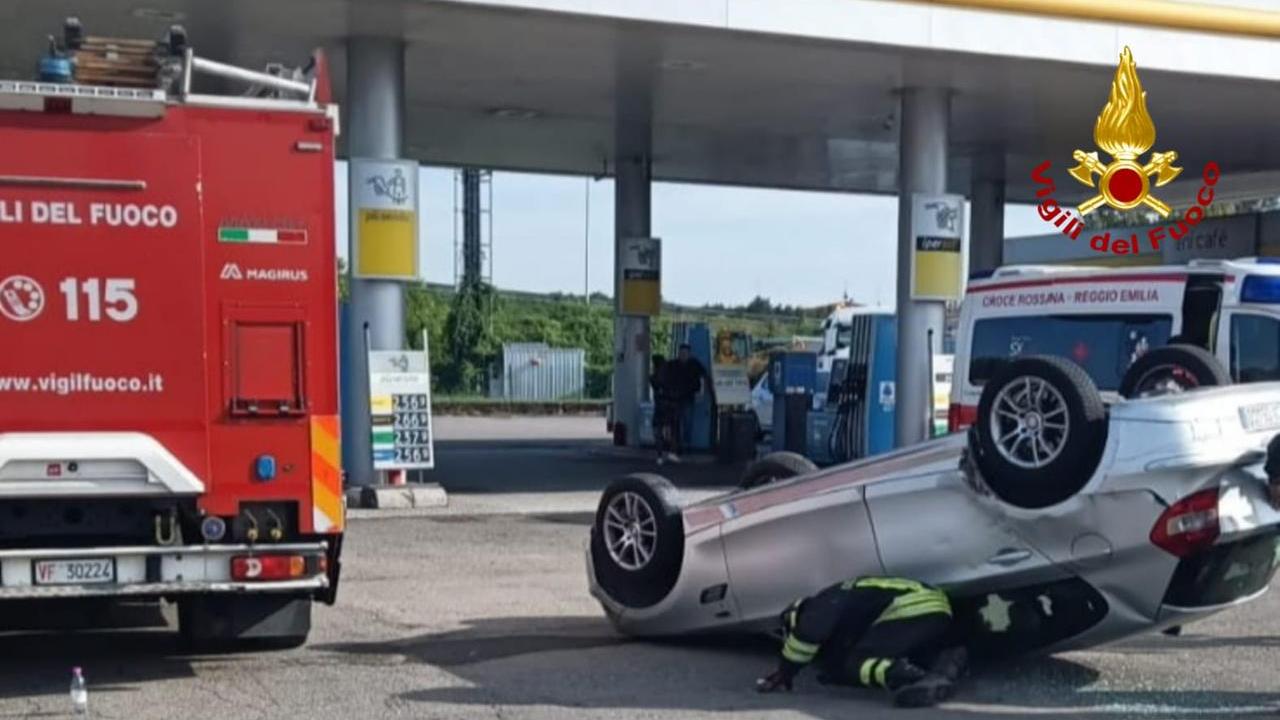 Incidente in tangenziale: un’auto si capovolge nell’area di servizio