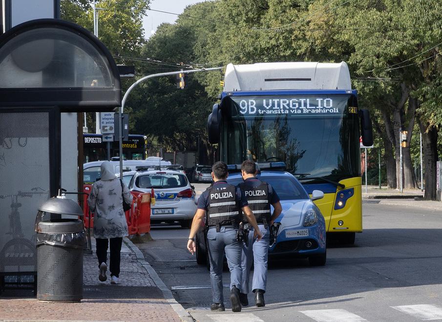 Vengono accerchiati, poi la lite Attimi di paura in autostazione