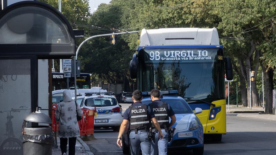Vengono accerchiati, poi la lite Attimi di paura in autostazione