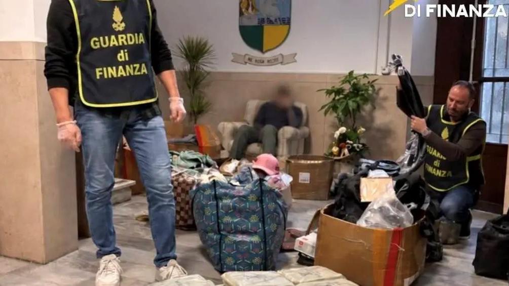 Versilia, lotta alla contraffazione: tra i cinque denunciati anche un balneare – Affari da 200mila euro