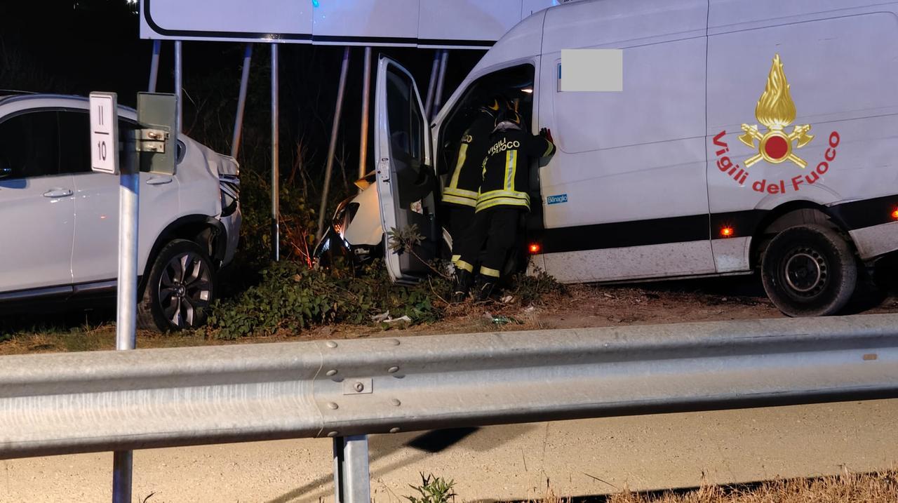 Tamponamento sulla Statale 554: furgone contro il guardrail, traffico deviato