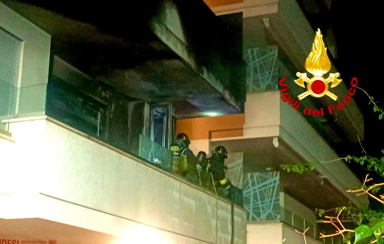 Paura nella notte ad Alghero: fiamme in un appartamento