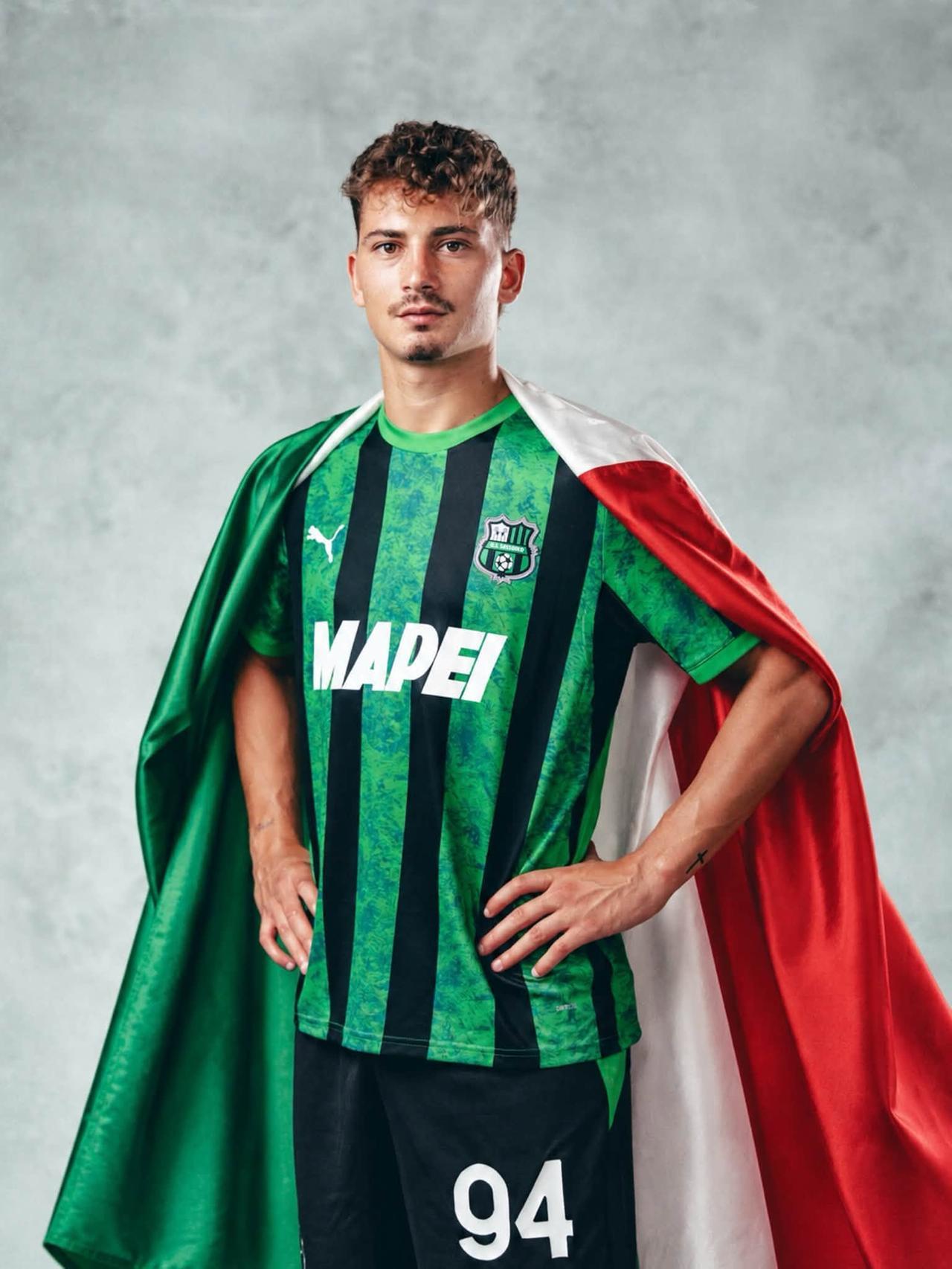 
	Sebastiano Esposito con la bandiera della Nazionale

