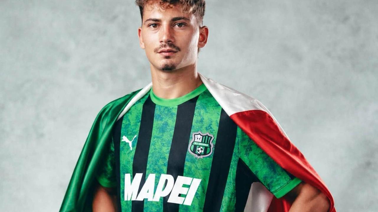 Sebastiano Esposito con la bandiera della Nazionale