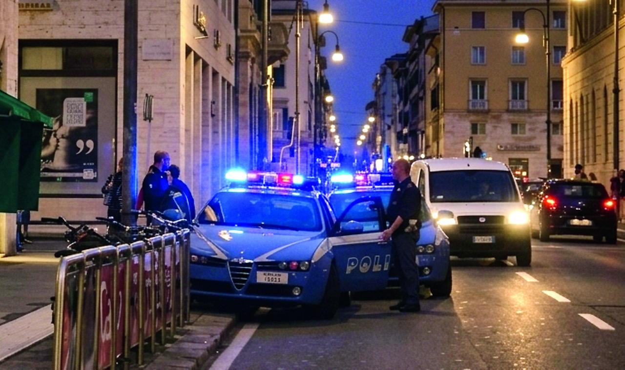 
	Due volanti della polizia in via Cairoli


