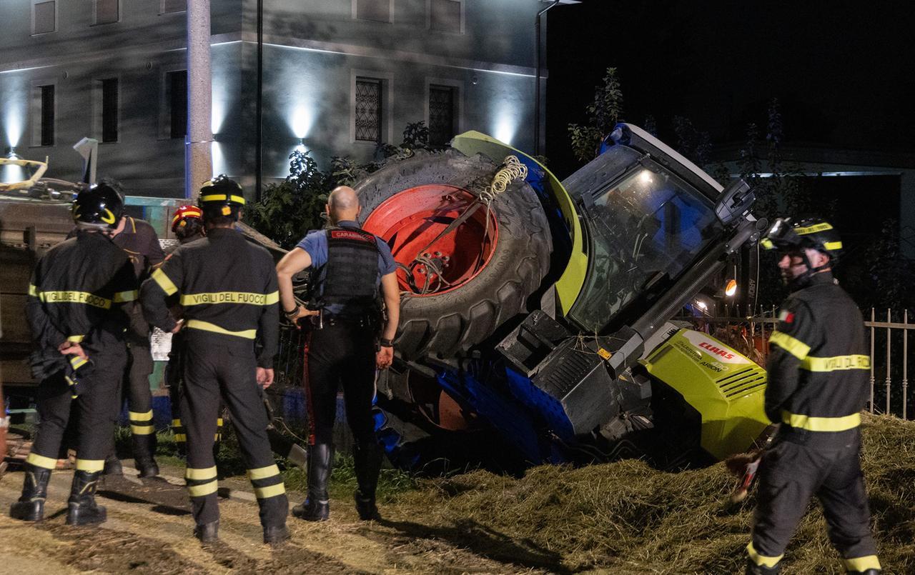
	Vigili del fuoco e carabinieri davanti al trattore (foto di Luigi Esposito)

