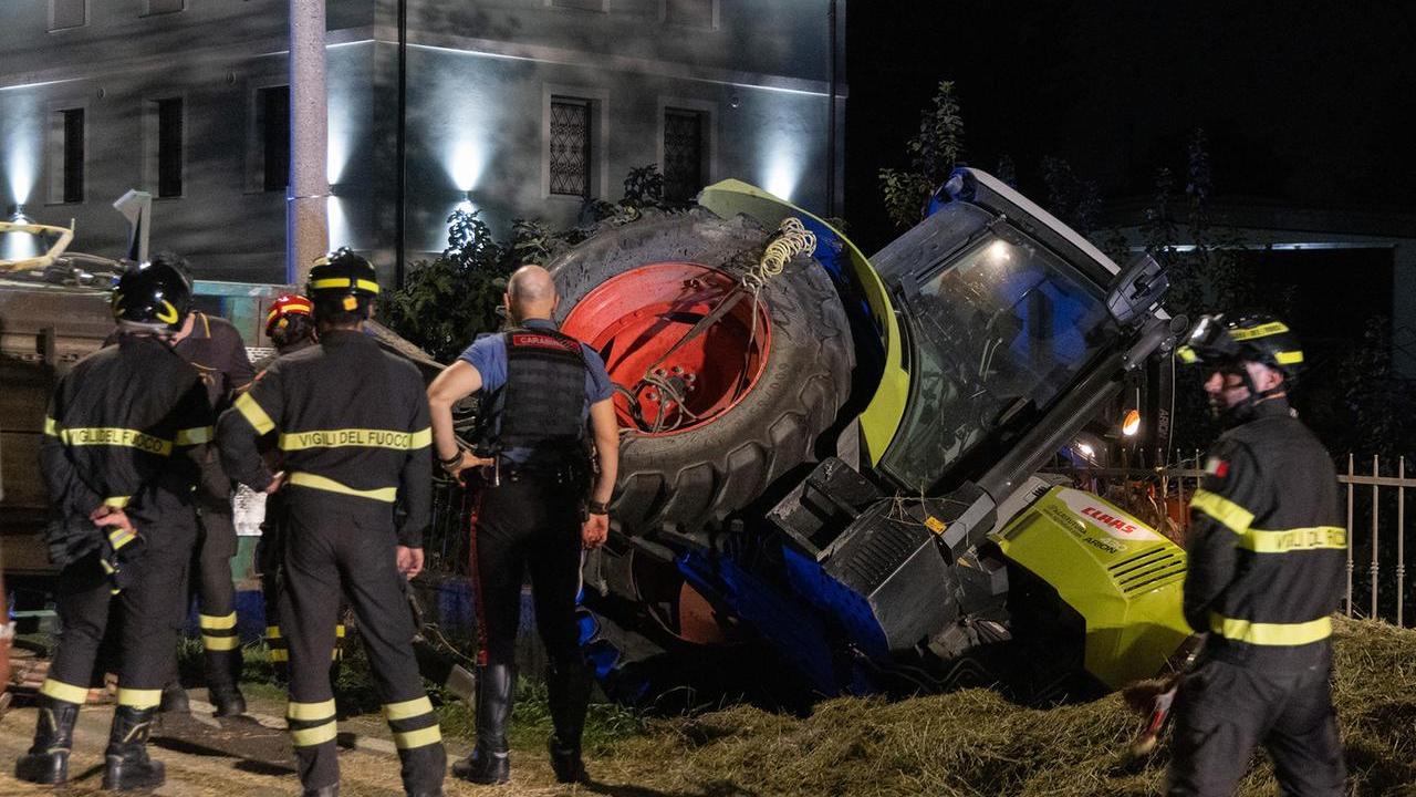 Vigili del fuoco e carabinieri davanti al trattore (foto di Luigi Esposito)