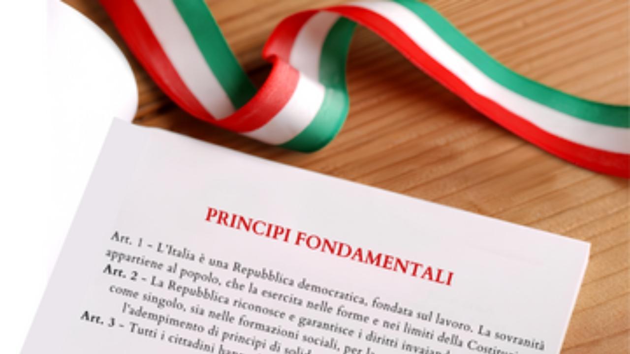 Il sindaco nega la cittadinanza a una donna nel giorno del giuramento: «Non conosce l’italiano»