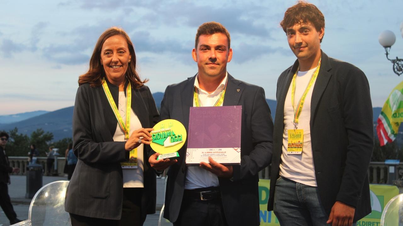 Il momento della premiazione con la sindaca di Firenze, Sara Funaro