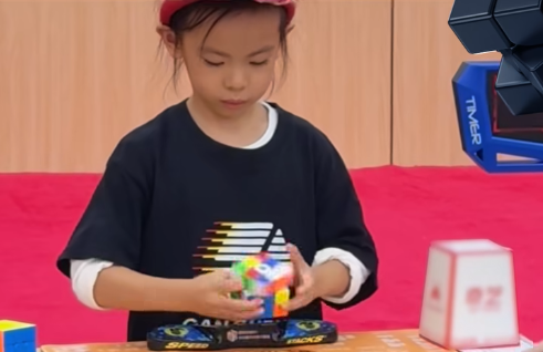 A 6 anni batte due volte il record mondiale del cubo di Rubik: media di 4,27 secondi – VIDEO