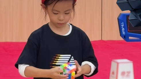 A 6 anni batte due volte il record mondiale del cubo di Rubik: media di 4,27 secondi – VIDEO