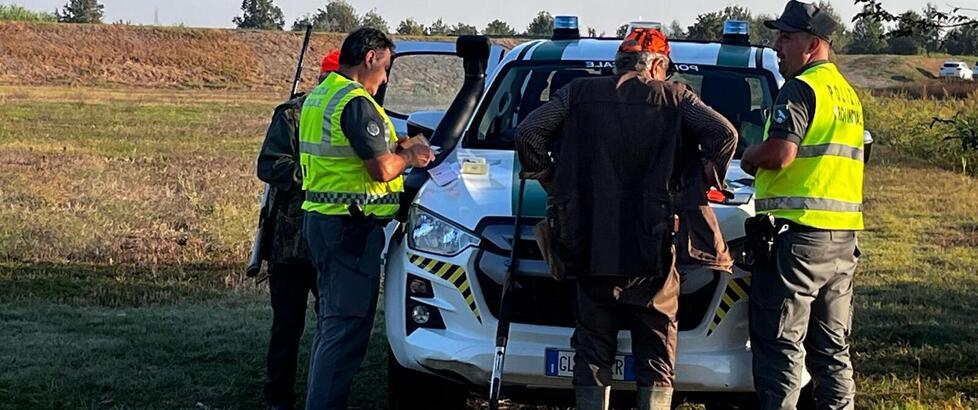 Controlli anti-bracconaggio in Appennino, sequestrato un arsenale a un cacciatore: 5 fucili, 3 carabine e una pistola