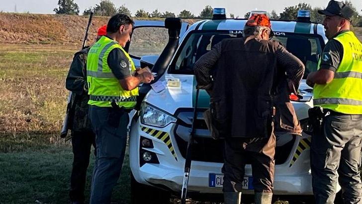Un controllo della polizia provinciale a un cacciatore (foto d'archivio)
