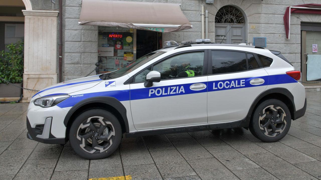 Olbia, esce dal carcere e ruba un portafoglio da un’auto: denunciato