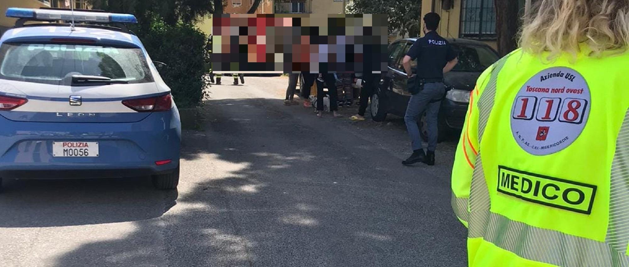 Polizia e ambulanze durante un intervento di soccorso (foto d'archivio)