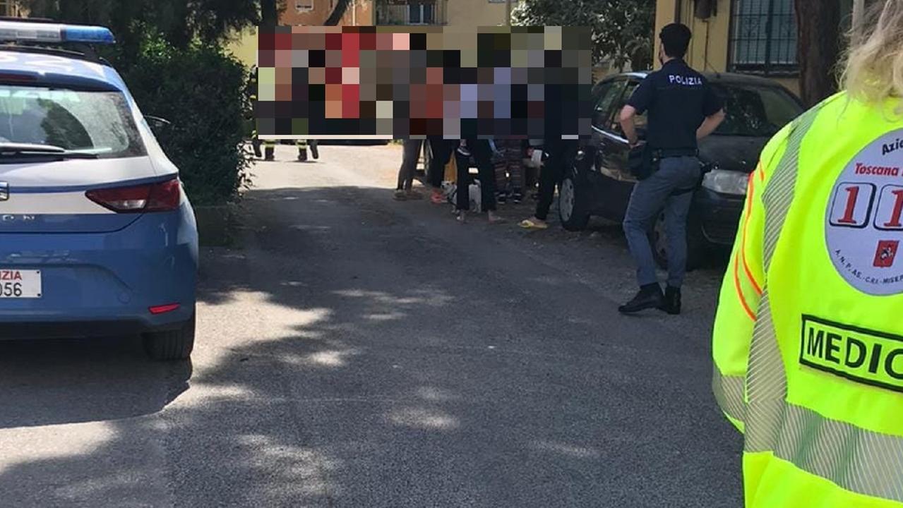 Polizia e ambulanze durante un intervento di soccorso (foto d'archivio)