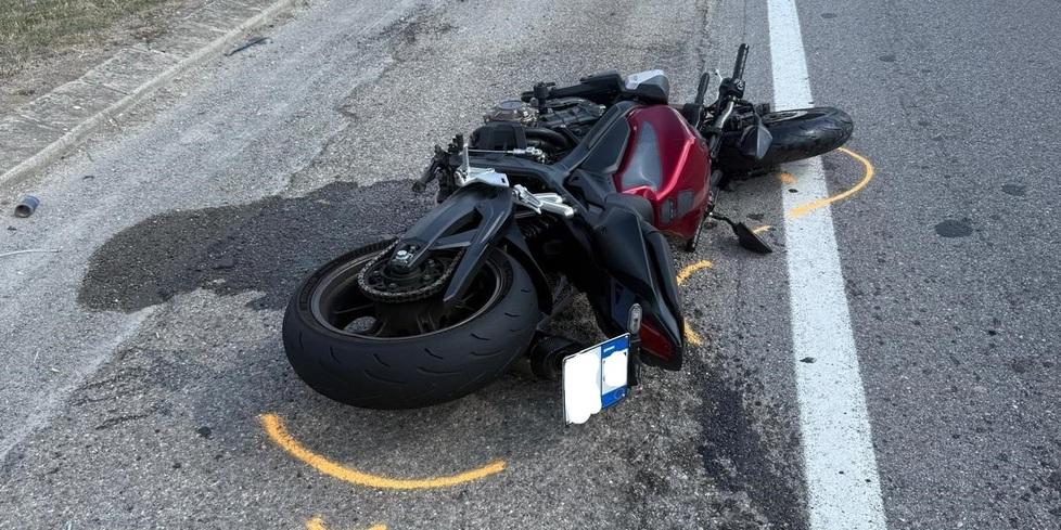Moto contro auto sulla Pedemontana a Maranello. Il conducente si ferma, poi scappa