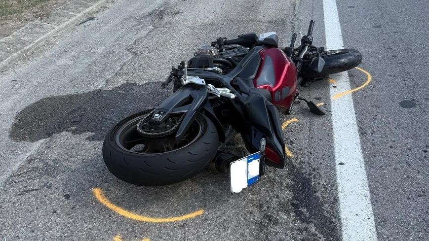 Moto contro auto sulla Pedemontana a Maranello. Il conducente si ferma, poi scappa