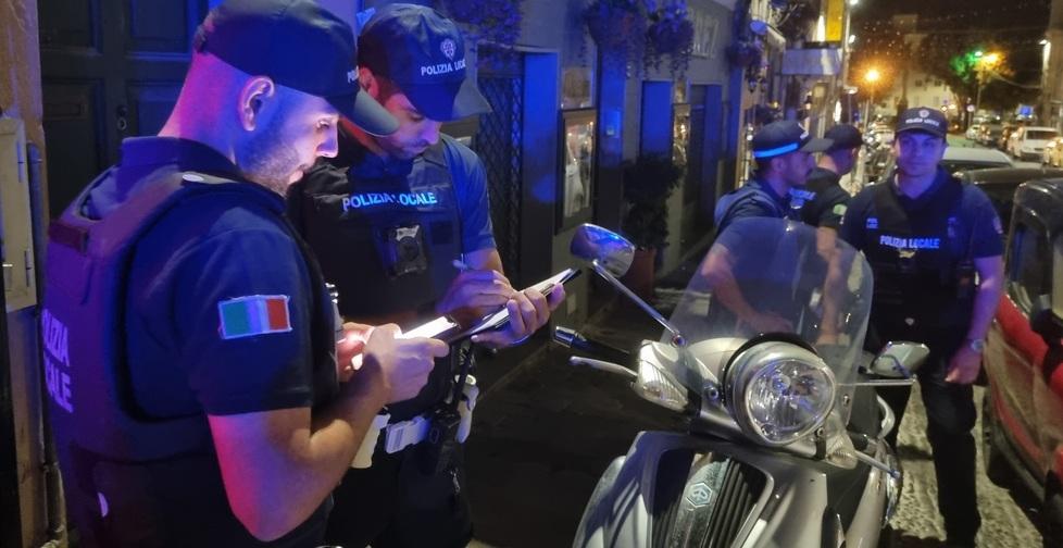 Sassari, debutta il nuovo servizio notturno della polizia locale: controlli e denunce