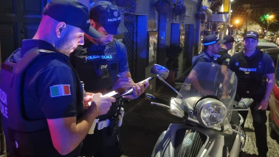 Sassari, debutta il nuovo servizio notturno della polizia locale: controlli e denunce