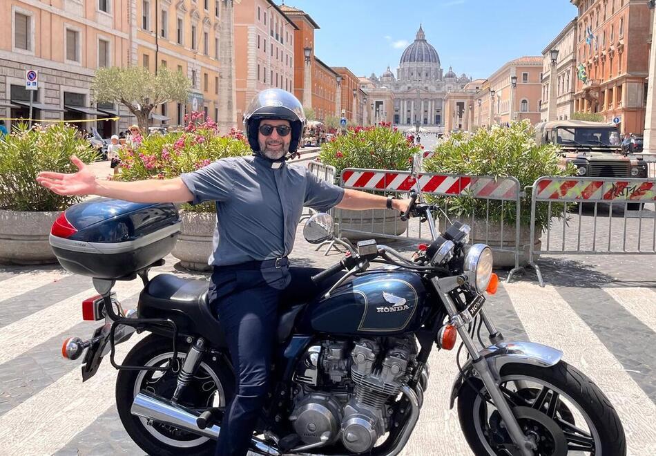 San Teodoro, un prete per cinque chiese: don Alessandro chiede aiuto ai sacerdoti in vacanza