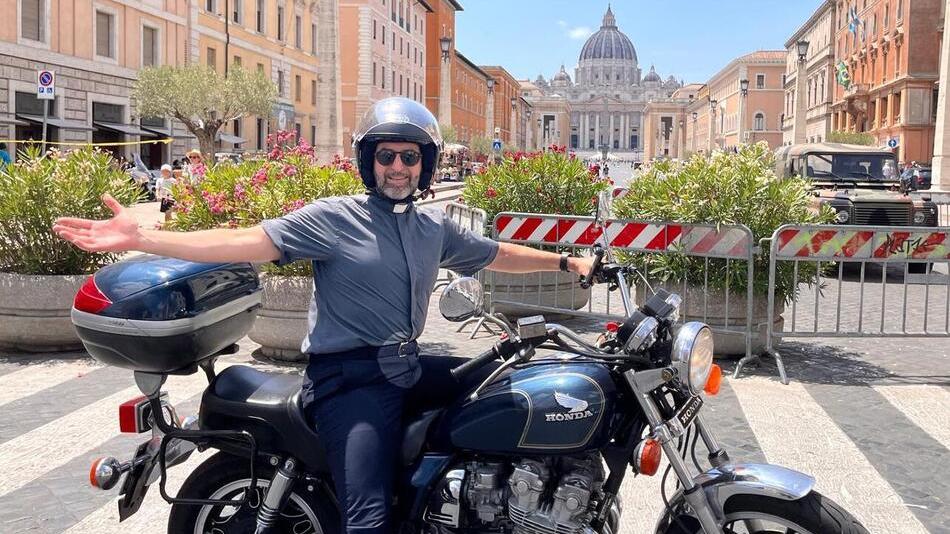 San Teodoro, un prete per cinque chiese: don Alessandro chiede aiuto ai sacerdoti in vacanza
