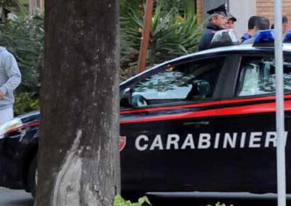 Carrara, accoltella alla gola un 32enne: arrestato per tentato omicidio. L’episodio choc in pieno giorno